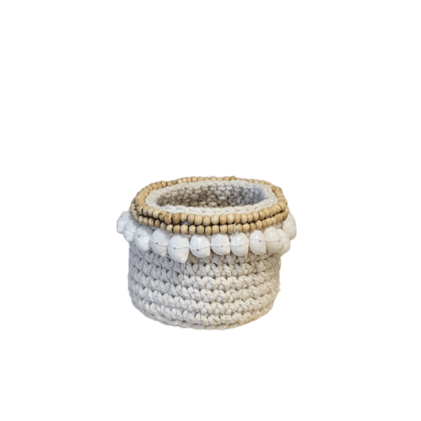 Mandje met schelpen en kralen m