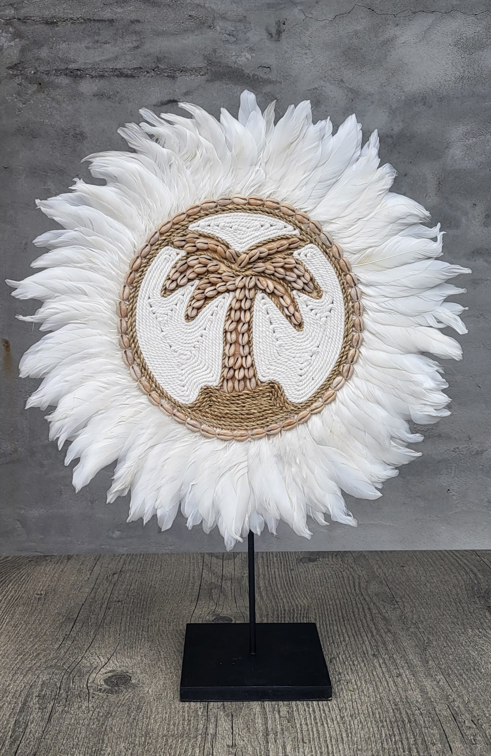 Handgemaakte tropische decoratie van veren en schelpen met palmboom