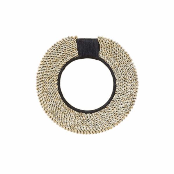 Wanddecoratie zwart met kauri schelpen