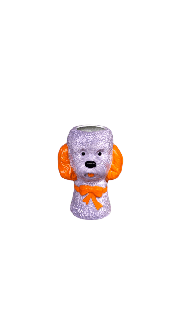 Keramieken bloempot of vaas in de vorm van een hondje met lila vacht en oranje details, 20 cm hoog
