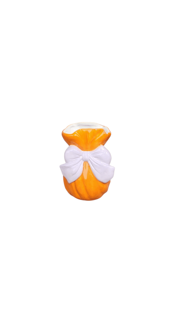 Keramieken vaas in de vorm van een oranje cadeautasje met lila strik, handgemaakt, 16 cm hoog