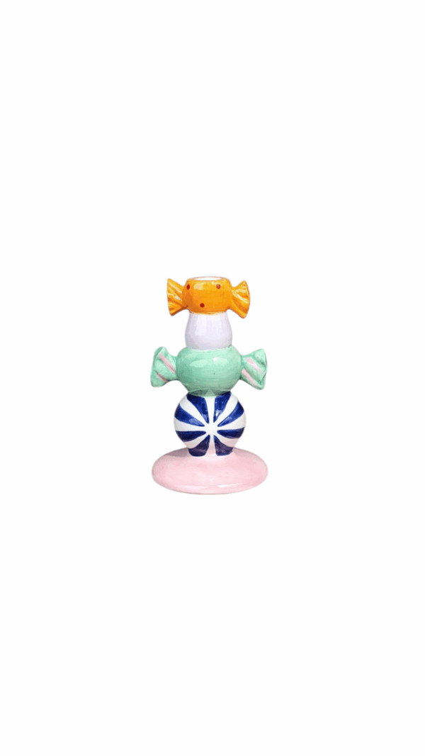 Handgemaakte keramieken kandelaar van 18 cm hoog in de vorm van kleurrijke snoepjes – pastel en speelse stijl