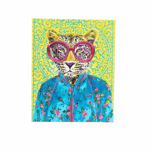 Schilderij van panter met roze bril en blauw bloemenjasje op gele achtergrond – Heather Perry kunstwerk – 50 x 40 cm