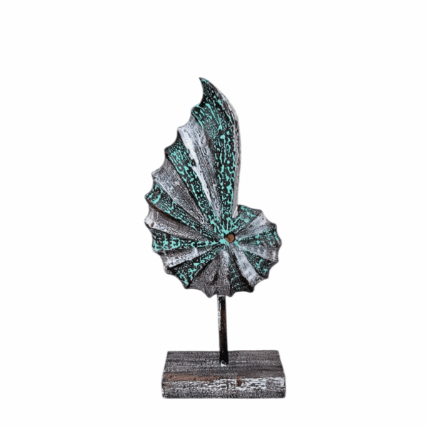 Houten schelp op standaard in turquoise en wit – handgemaakt in Indonesië – 35 cm hoog