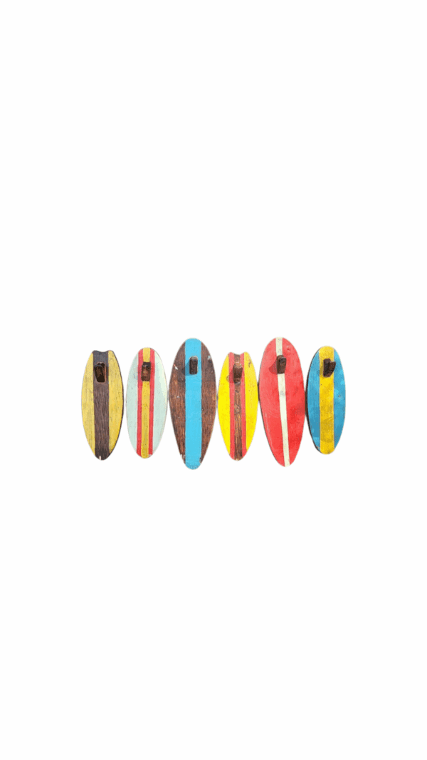 Kapstok met zes kleurrijke surfboards van gerecycled hout – handgemaakt in Indonesië
