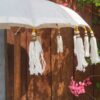 Balinese parasol op houten standaard met wit doek en kwastjes – handgemaakt in Indonesië