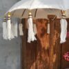 Balinese parasol op houten standaard met wit doek en kwastjes – handgemaakt in Indonesië