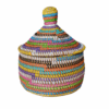 Kleurrijk mandje met deksel uit Senegal – 28 cm hoog, 21 cm diameter