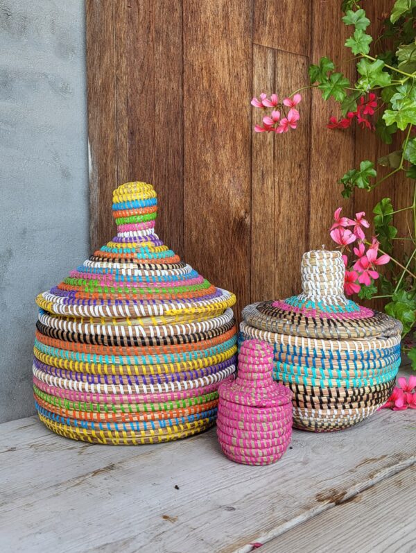 Kleurrijk mandje met deksel uit Senegal – 28 cm hoog, 21 cm diameter