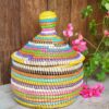 Kleurrijk mandje met deksel uit Senegal – 28 cm hoog, 21 cm diameter