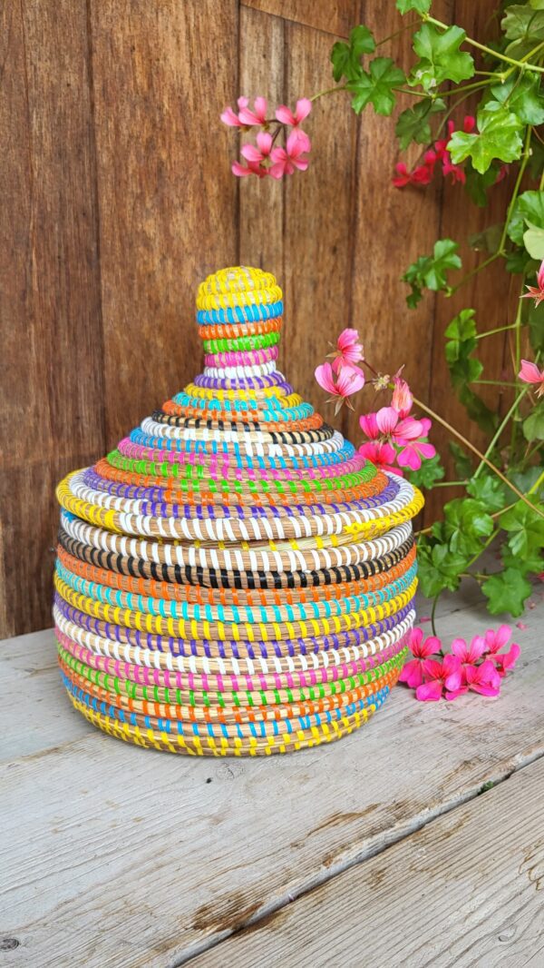 Kleurrijk mandje met deksel uit Senegal – 28 cm hoog, 21 cm diameter